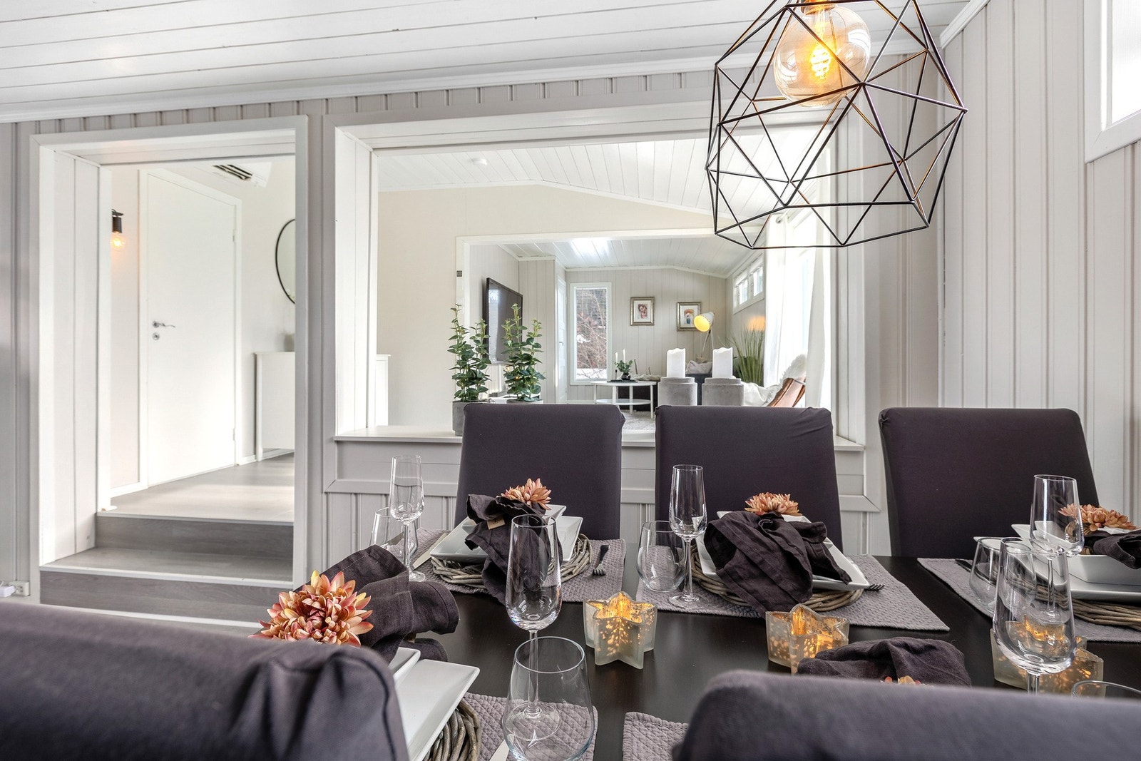 Spisestuen er plassert rett innenfor kjøkkendelen Galleribilde