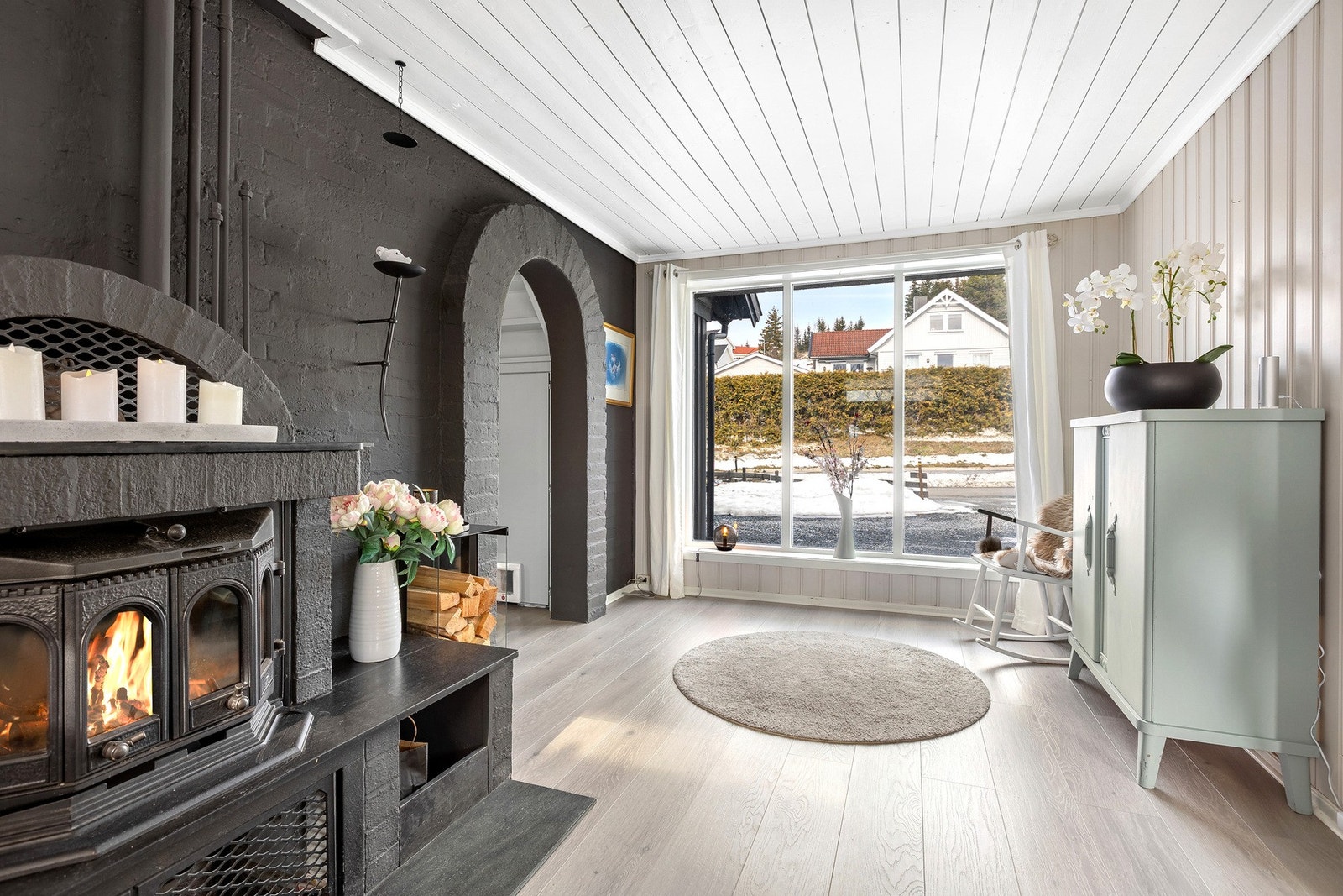 Godt med gjennomlys med vinduer på begge sider av rommet Galleribilde