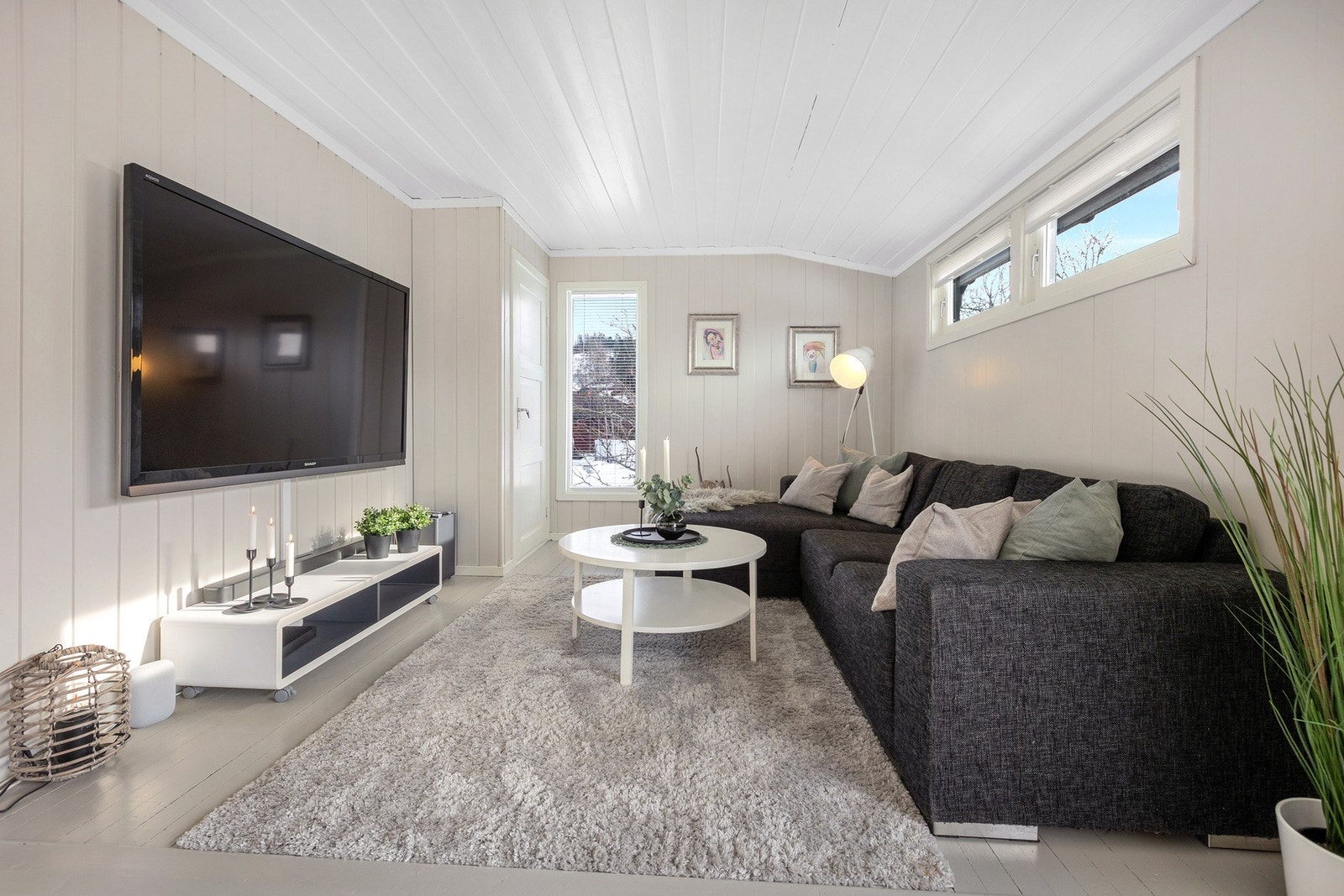 Stuen ligger i sørligste del og har lysmalte vegger og nytt gulv Galleribilde