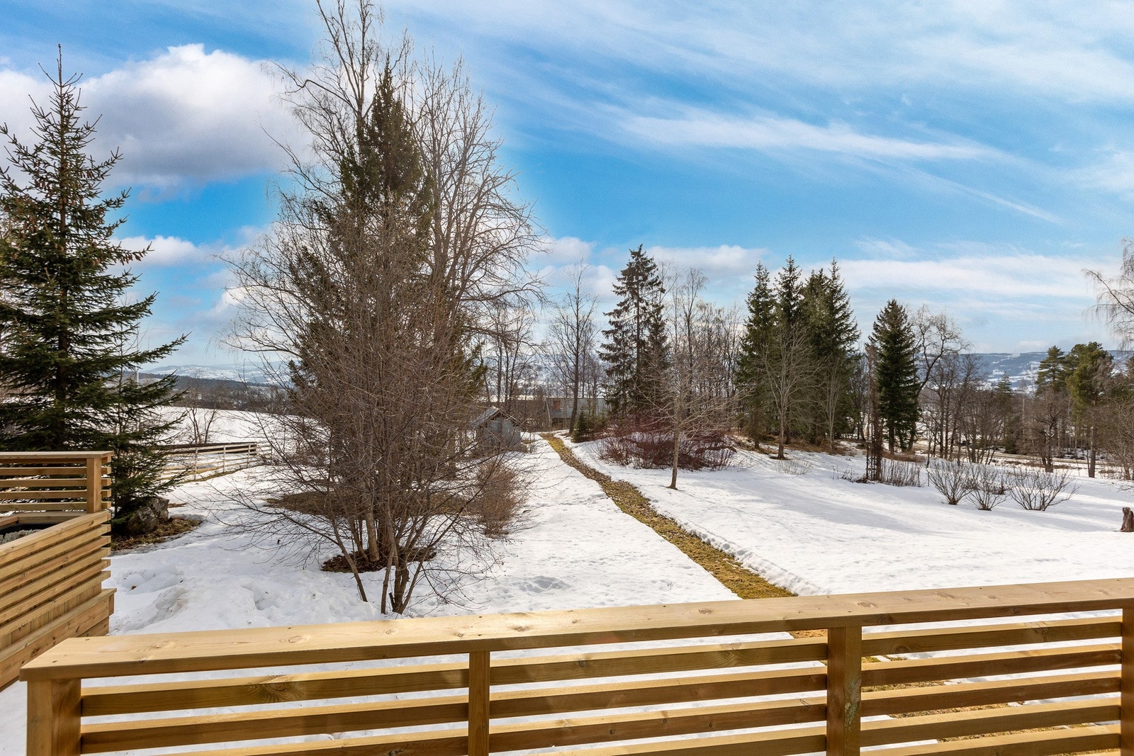 Et rolig område med meget god solgang. Tomten er på nesten 1.6 mål. Galleribilde