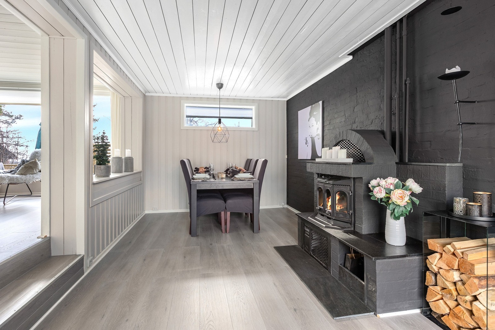 Rommet varmes opp via peis samt varmepumpe Galleribilde