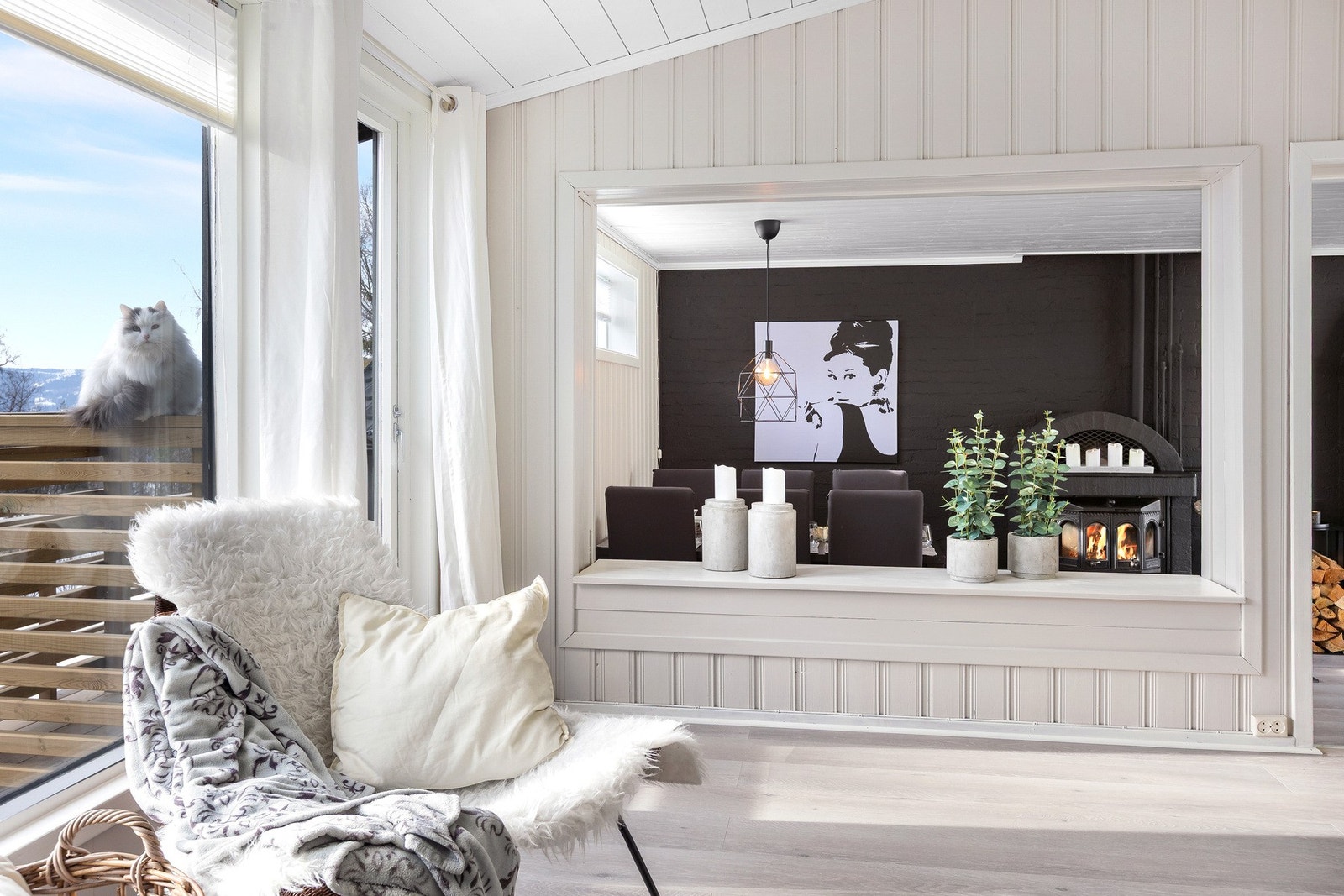 Delvis åpent mellom spisestue og stue Galleribilde