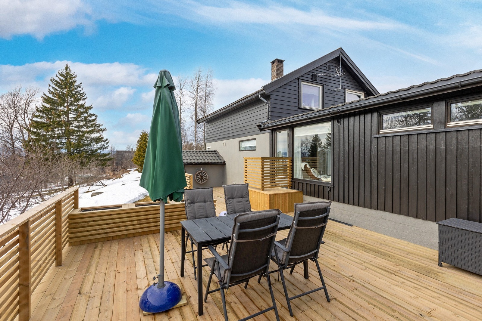 Ny og stor terrasse, laget i fjor. Galleribilde