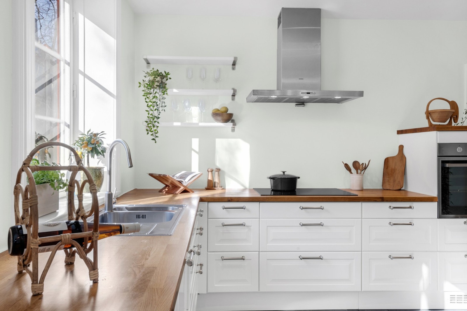 Nydelig sollys inn på kjøkkenet. Galleribilde