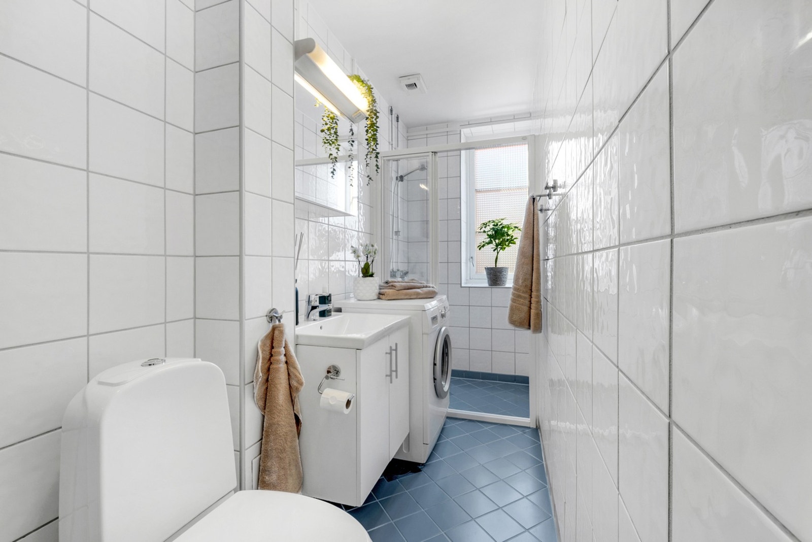 Flislagt bad/wc oppgradert i 2017 med varmtvannstank fra 2019. Galleribilde