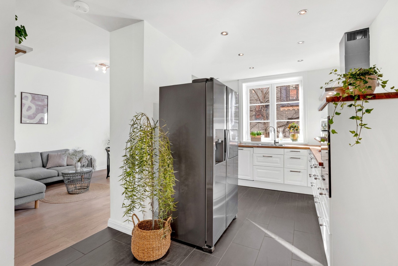 Leiligheten er gjennomgående i øst/vest- retning noe som gir mye naturlig lys. Galleribilde