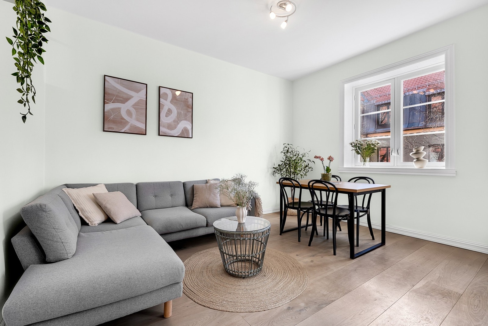 Leiligheten har god takhøyde og fremstår som lys og smakfull. Galleribilde