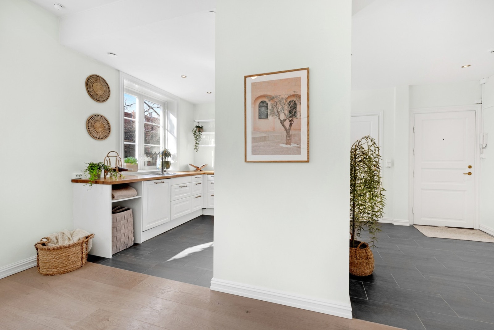 Stue med pipeløp, så mulighet for peis. Galleribilde