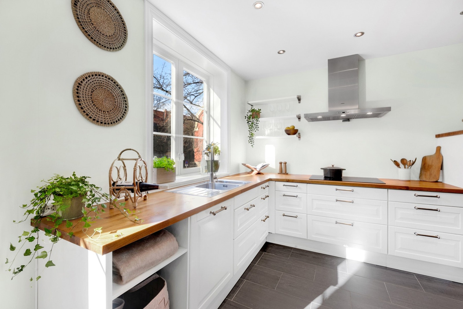 Mye benke- og skapplass på kjøkkenet med integrert oppvaskmaskin, ventilator og stekeovn samt at frittstående
dobbeltkjøleskap medfølger. Galleribilde