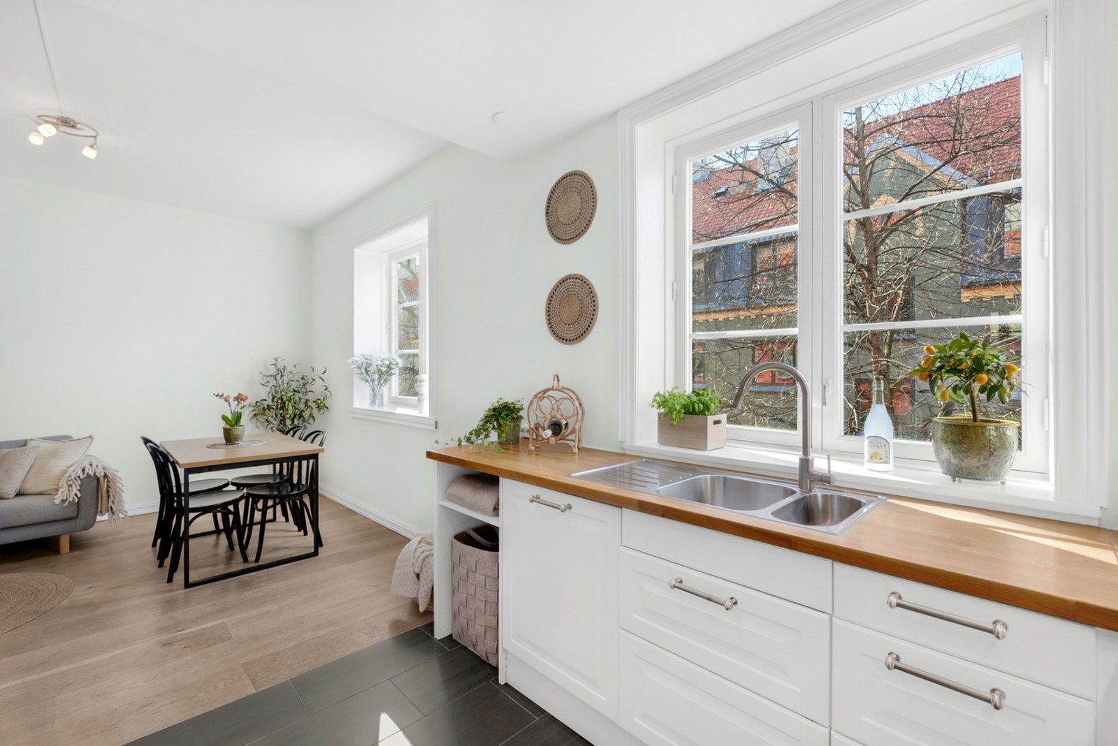 Spisebord vis à vis kjøkkenet Galleribilde