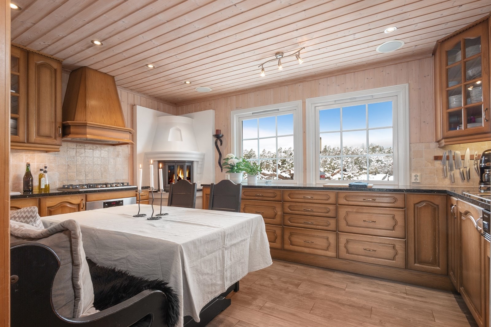 Kjøkkenet har rikelig med oppbevaringsplass, benkeplate i slitesterk kvarts og integrerte hvitevarer som medfølger. Galleribilde