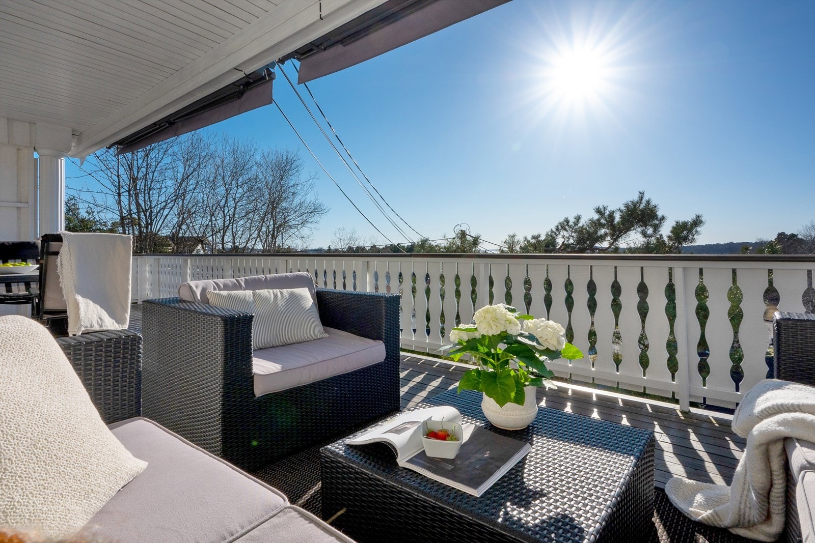 To markiser fra 2023 sørger for solskjerming på solrike dager. Galleribilde