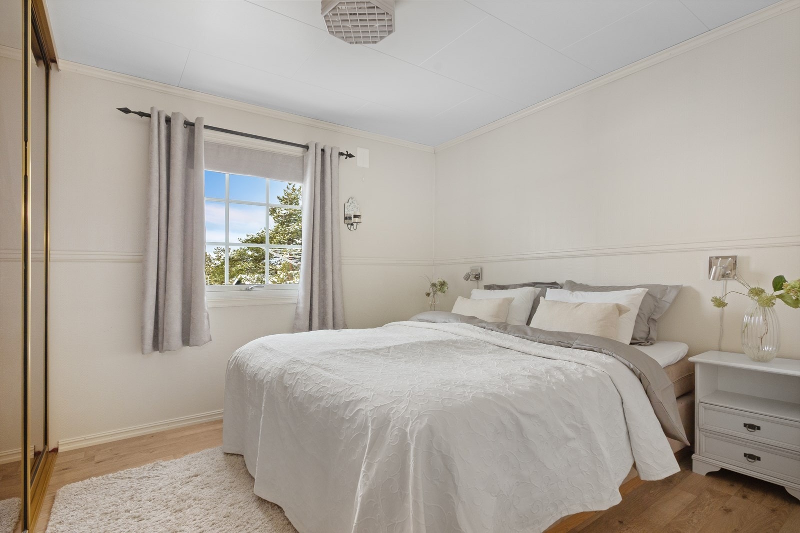 Hovedsoverom. De tre soverommene i 1. etasje ligger alle i boligens østre del, med god plass til dobbeltseng med nattbord. Galleribilde