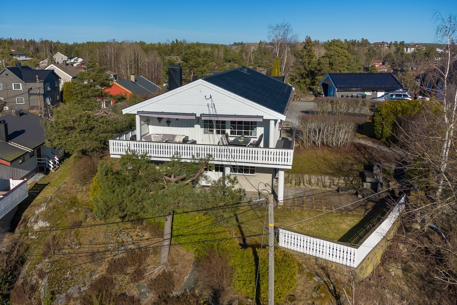 Eneboligen ligger meget sentralt på Mosseskogen, i et veletablert og barnevennlig boligområde med nærhet til sentrum, vann og turområder. Galleribilde