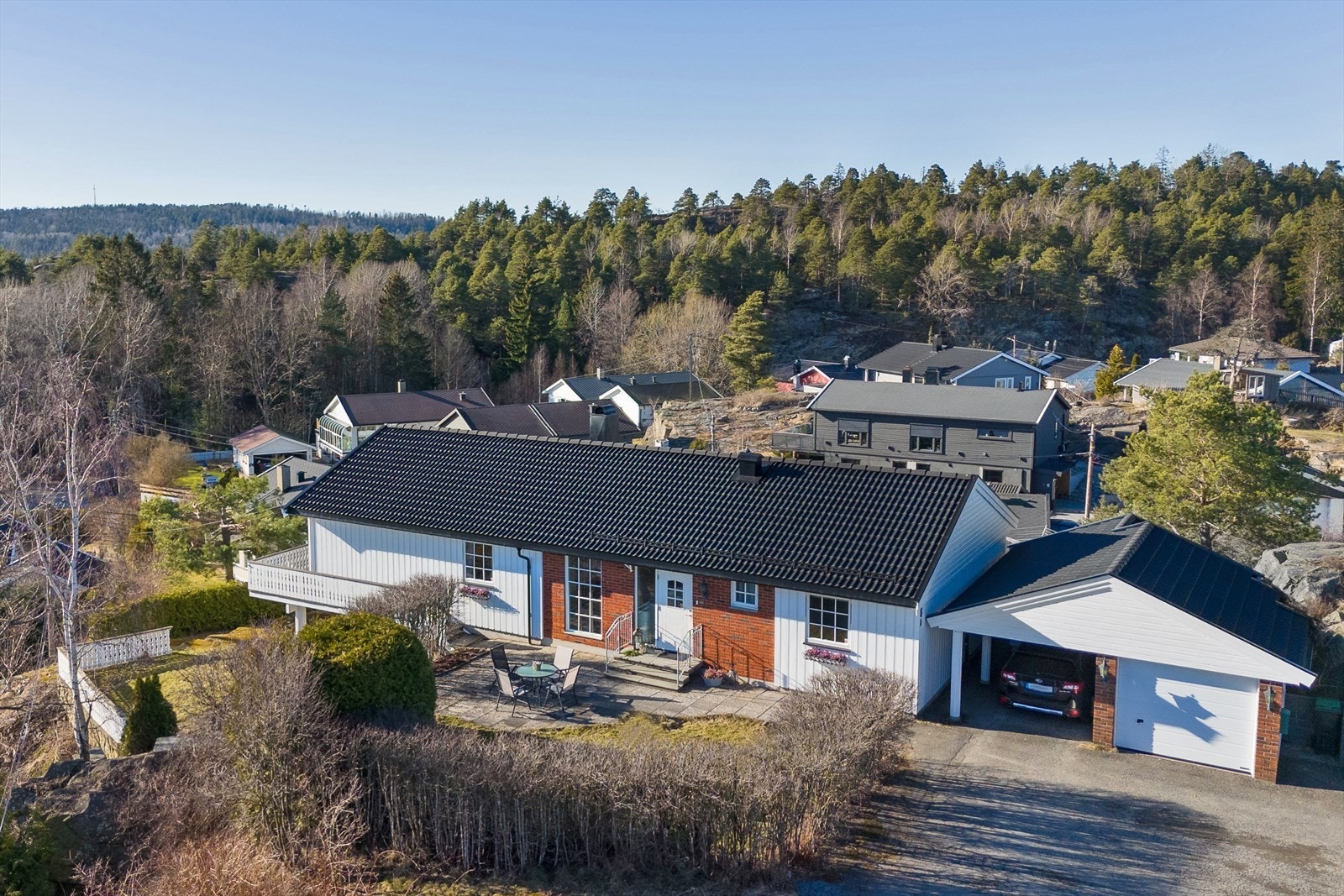 Eiendommen ligger skjermet til i høyden innerst i blindvei, i et veletablert og barnevennlig boligområde. Galleribilde