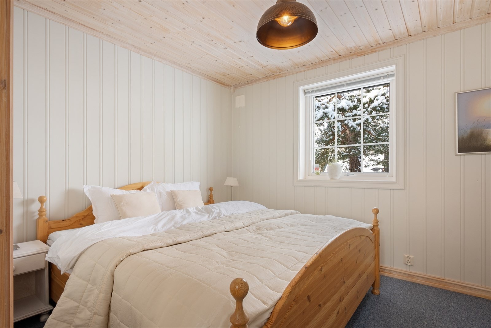 Rom brukt som soverom oppfyller krav til rømningsvei, dagslysflate og takhøyde, men er ikke omsøkt og derfor ikke godkjent for varig opphold. Galleribilde