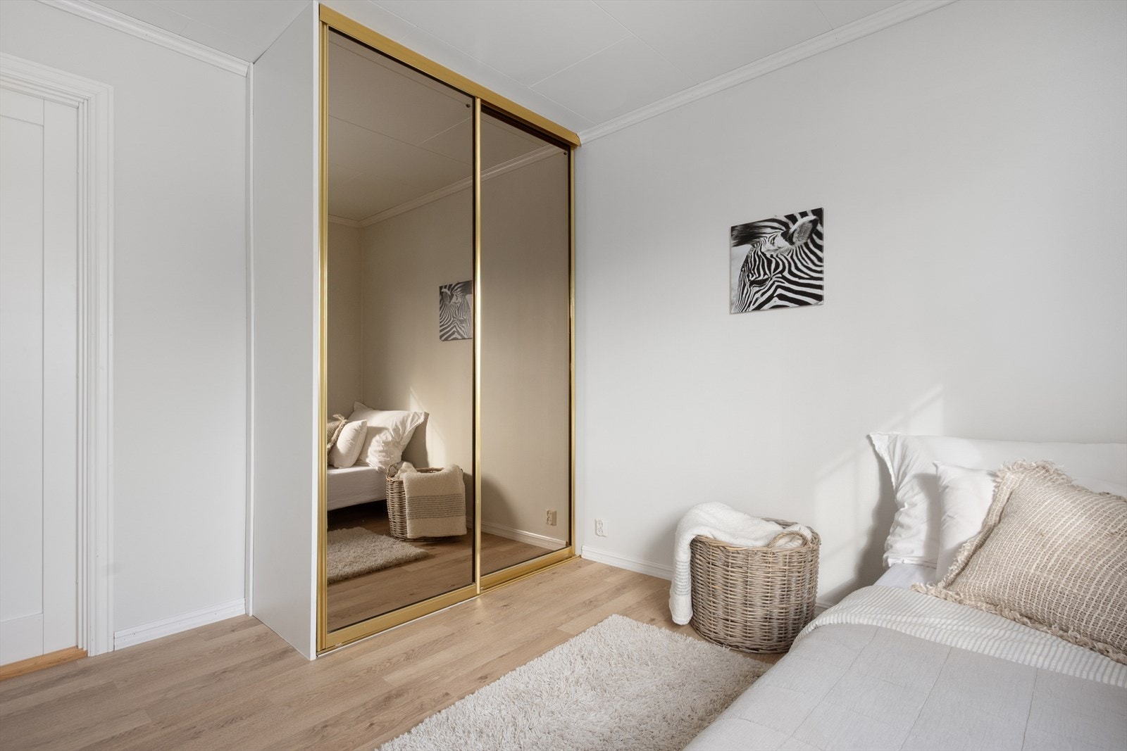 Soverom 2. Alle soverommene har skyvedørsgarderobe for enkel orden i klær og tilbehør. Galleribilde