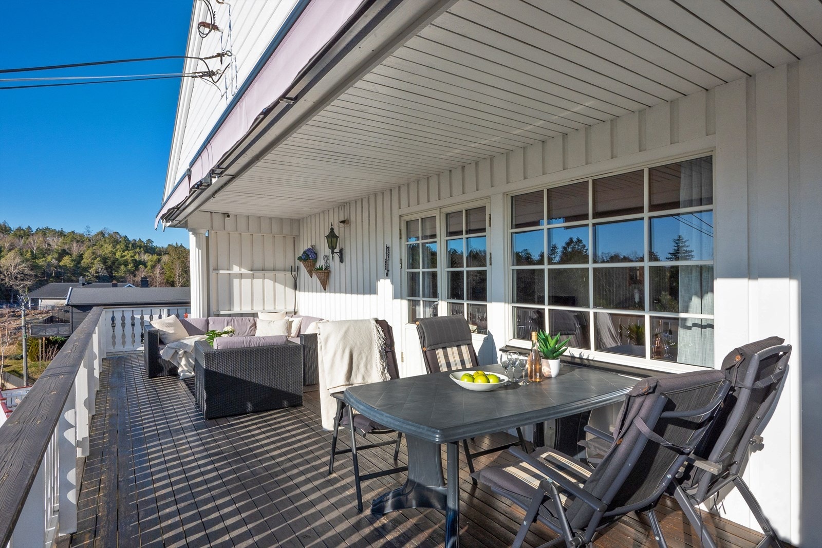 Veranda har delvis overbygg og god plass til både spiseplass og lounge. Galleribilde