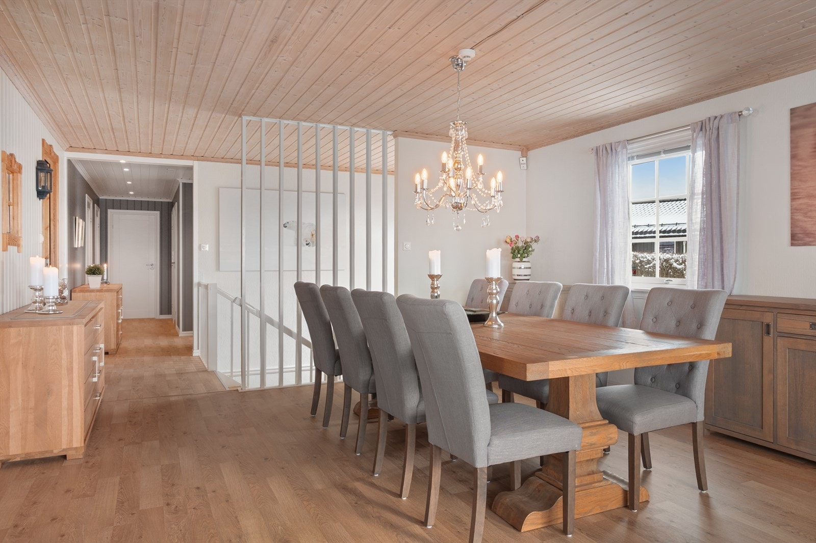 Her er det møbleringsfrihet og god plass til en stor spisestue - ypperlig for både sosiale sammenkomster og i familiehverdagen. Galleribilde