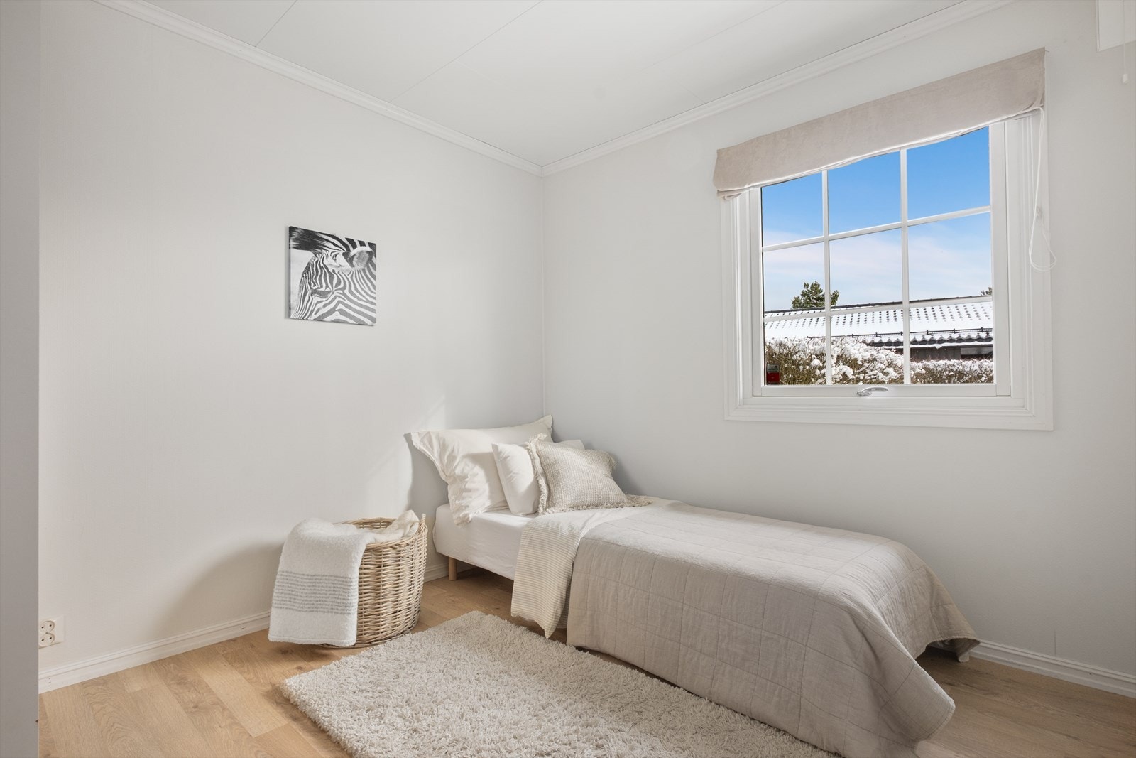 Soverom 2. Rommene har laminat på gulv, lysmalte vegger og stort vindu med solskjerming. Galleribilde