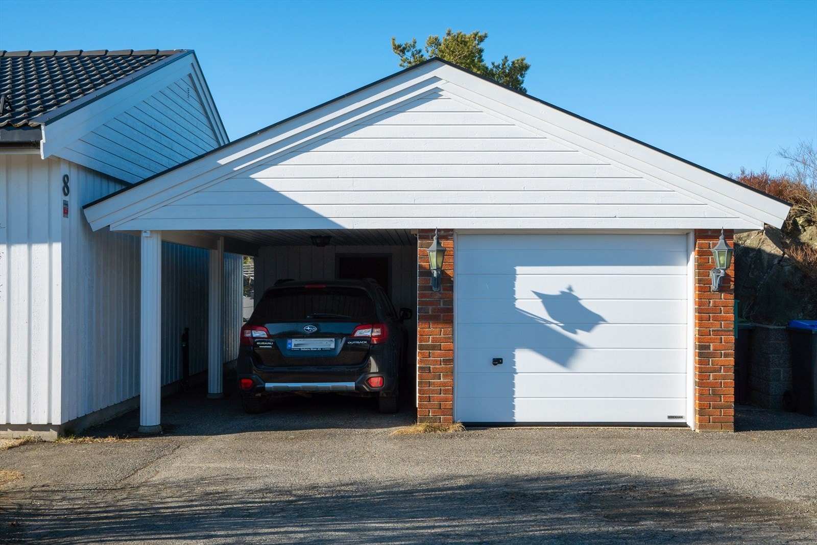 Parkering gjøres enkelt i garasje med port, carport eller på asfaltert gårdsplass. Galleribilde