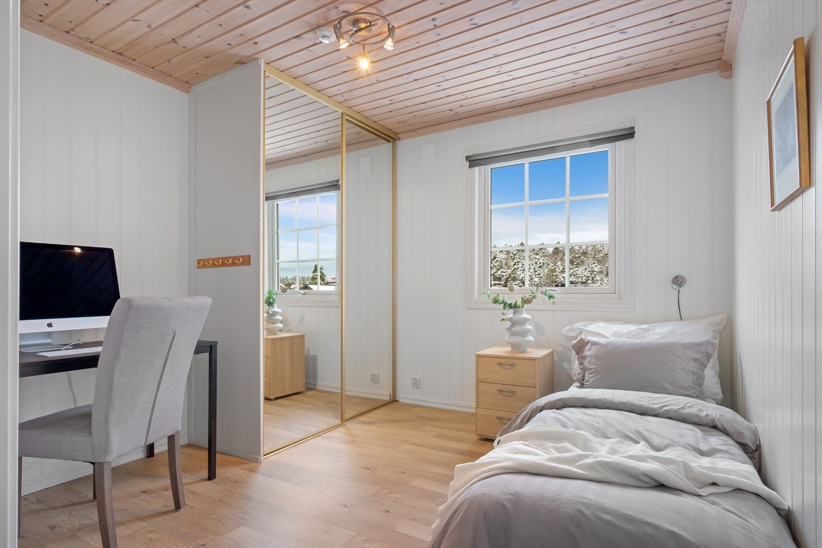 Soverom 3. Det er plass til kontorpult, sminkepult eller oppbevaringsmøbel i tillegg til garderobe. Galleribilde