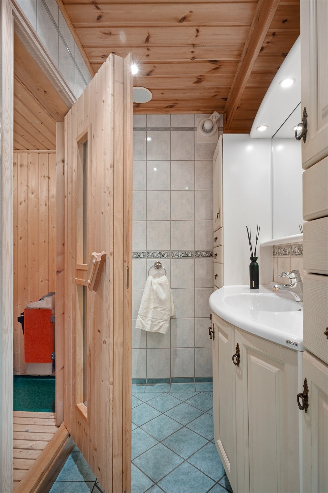 Badet har tilgang til badstue og oppbevaringsplass i skapinnredning. Galleribilde