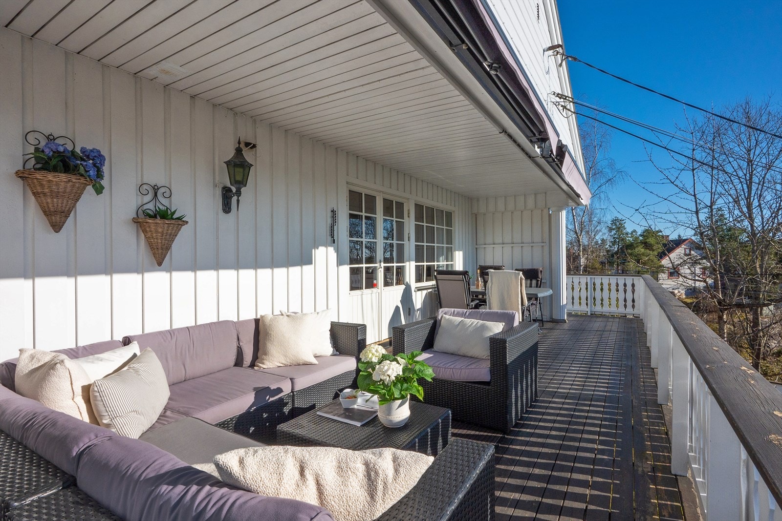 Uteplassen har nydelige solforhold fra tidlig ettermiddag til kveld og fint utsyn mot nærområdet. Galleribilde