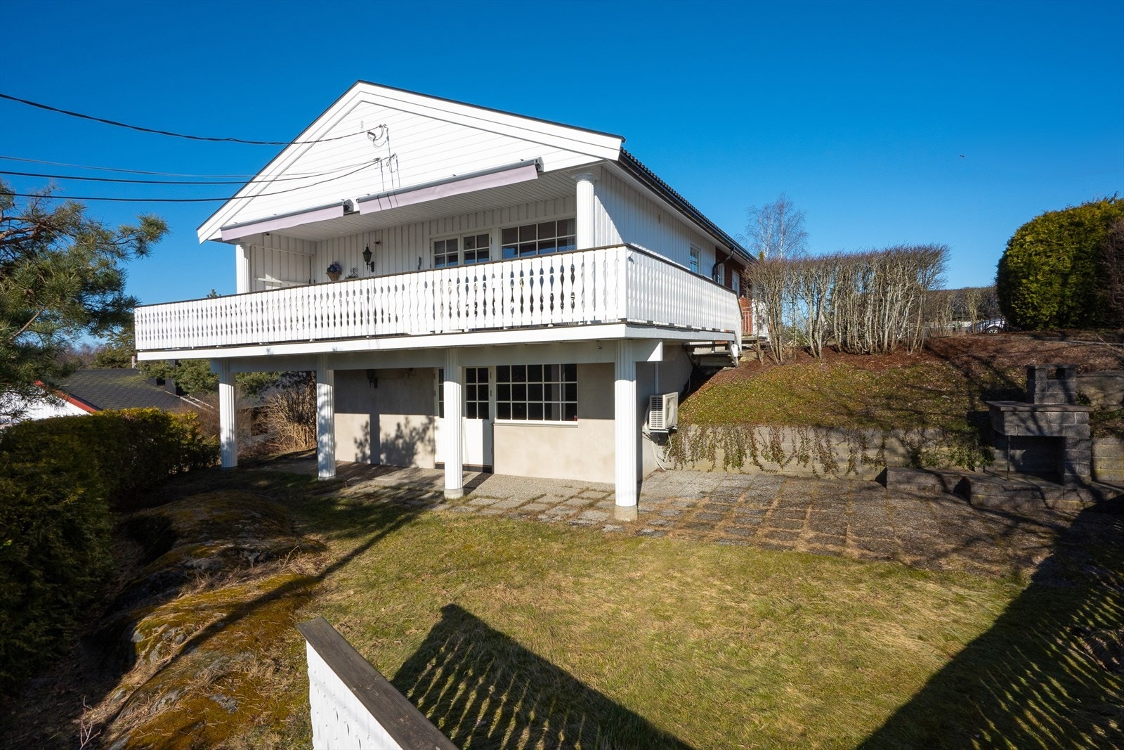 På hellelagt parti er en utepeis og potensiale for et flott og privat uterom er stort. Galleribilde