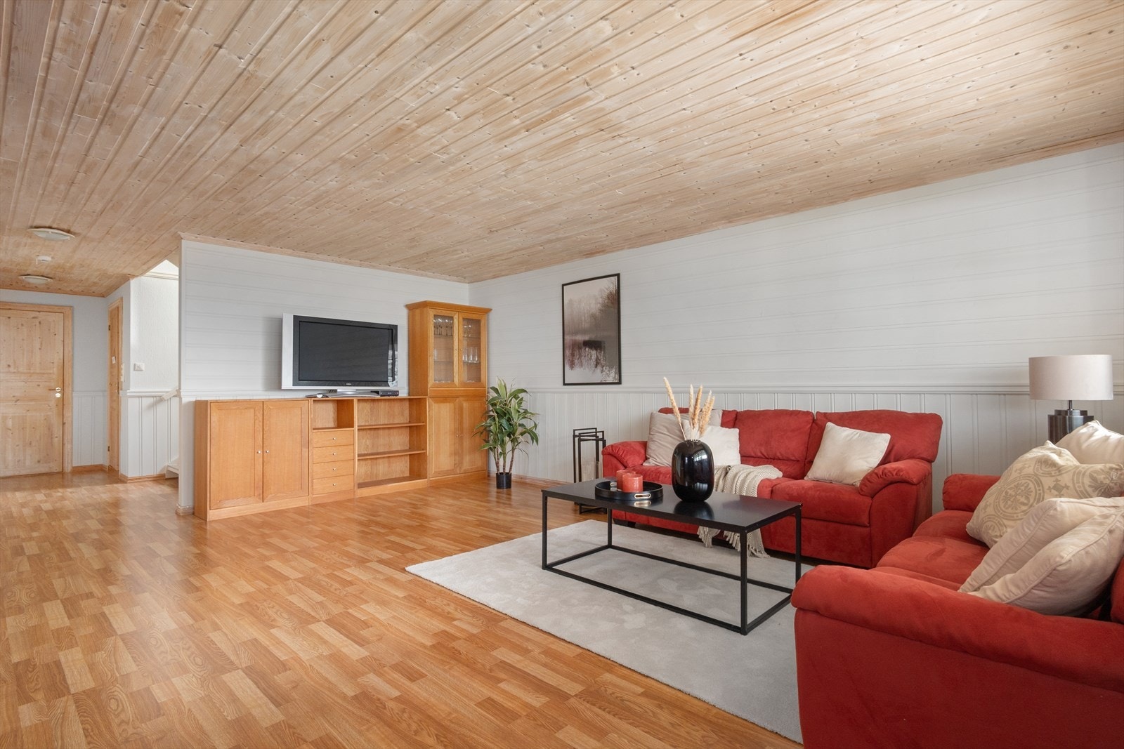 Kjellerstuen har samme utforming og gode størrelse som hovedstuen - er det behov for en ekstra stue, kontor, hobby- eller lekeområde? Galleribilde