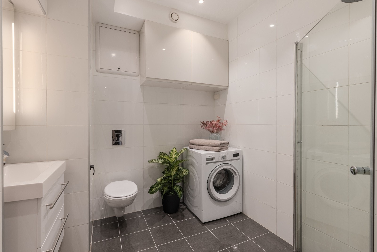 Lekkert bad med plass til både vaskemaskin og tørketrommel. Galleribilde
