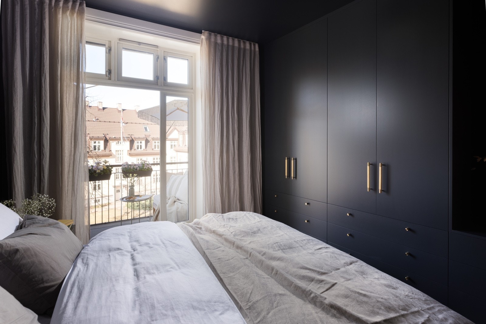 Møbelsnekret garderobeløsning i klassisk, eksklusiv stil - rikelig med lagring! Galleribilde