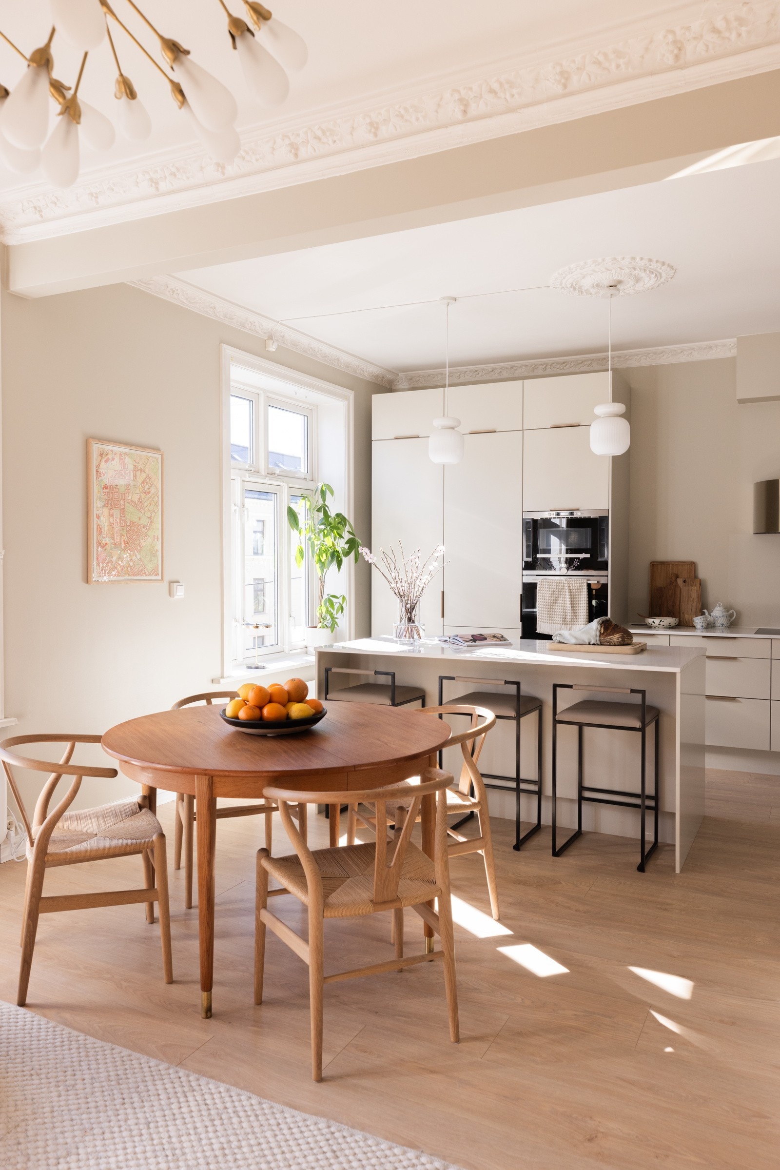 Stuen kan fint møbleres både med- og uten spisestue - her er mulighetene mange. Galleribilde