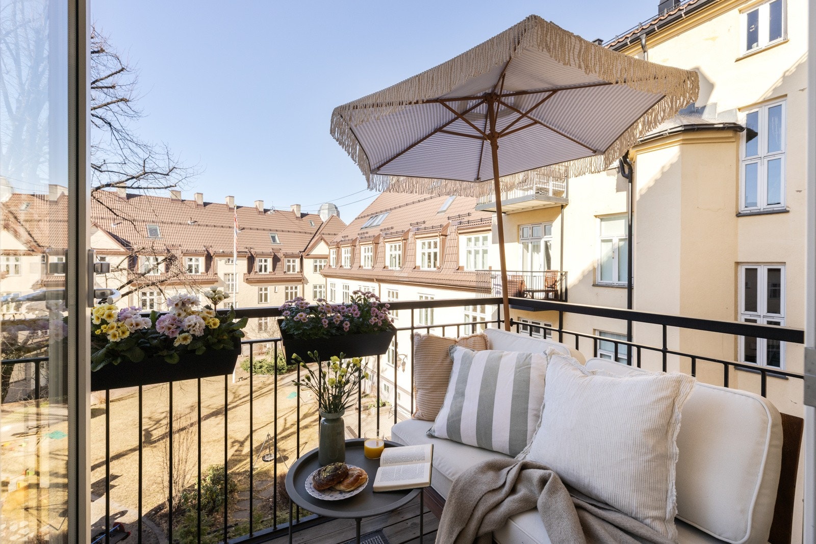 Ettermiddags- og kveldssol på sommerstid fra balkongen. Galleribilde