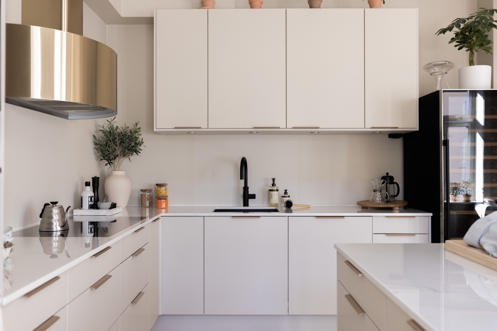 Innredningen ble oppgradert i 2021 med blant annet lakkerte fronter, nye toppskap, øy, ny benkeplate m.m. Galleribilde