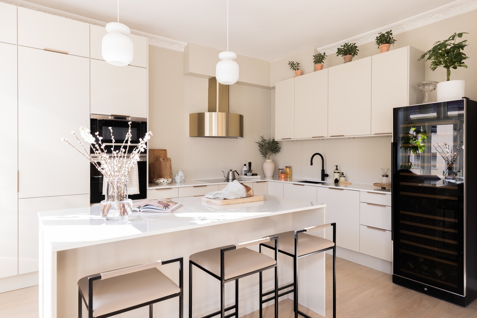 Kjøkkenøyen kan fjernes dersom ønskelig (står oppå gulv). Galleribilde