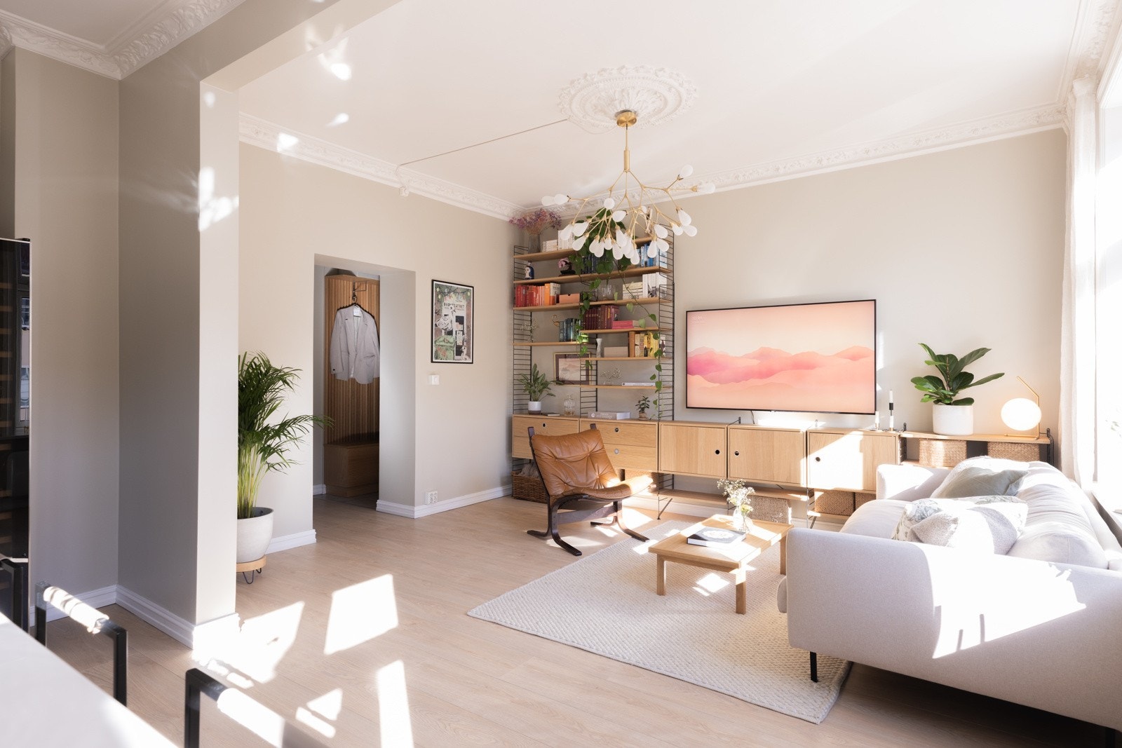 Pipeløp med mulighet for montering av peis i hjørnet der plantene står. Galleribilde