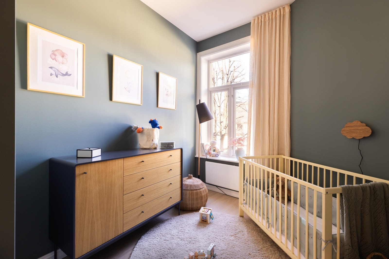 Bak døren har du også et garderobeskap - meget godt med lagring på soverommet. Galleribilde