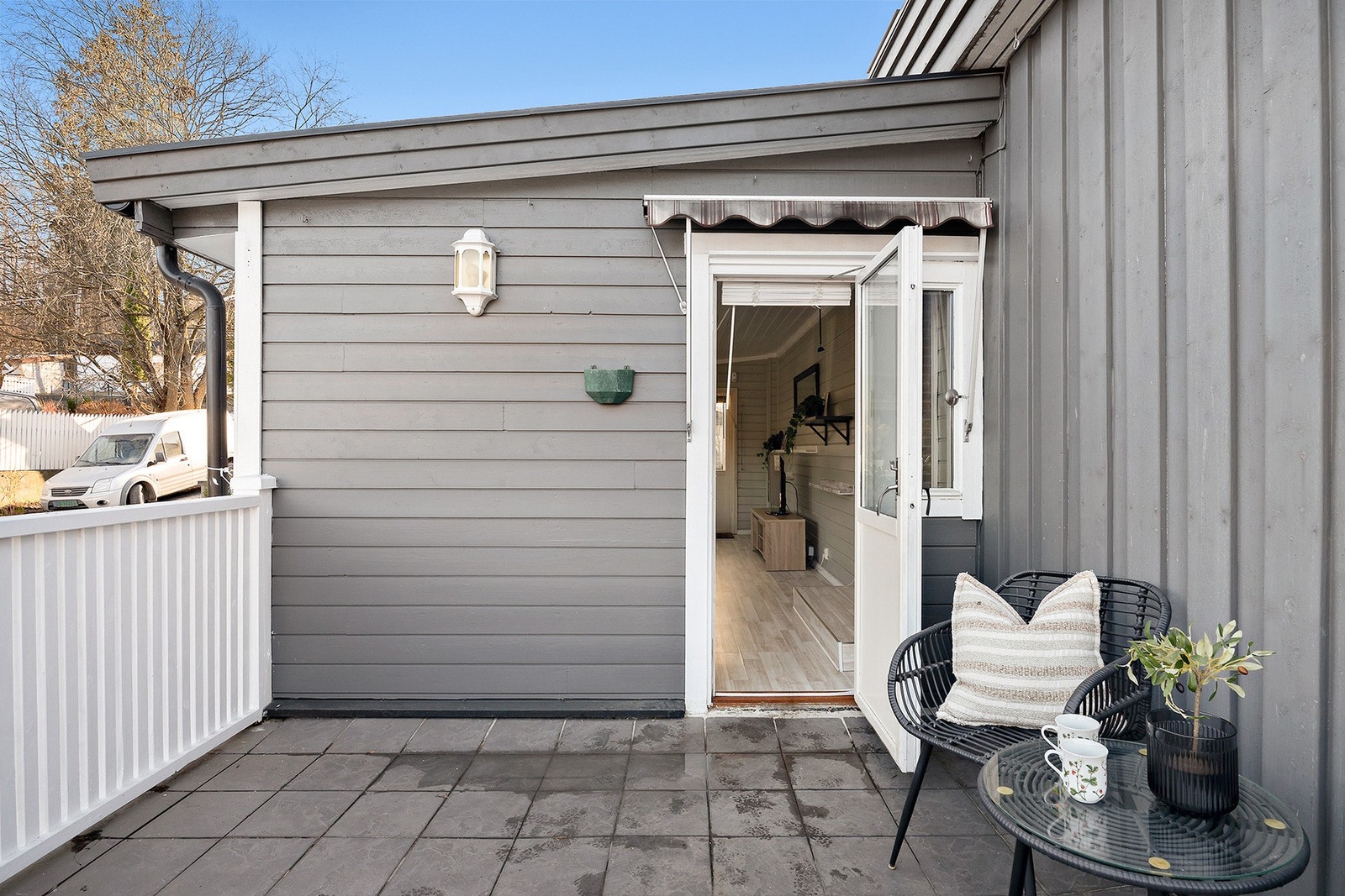 Altan er nordøst-vendt og kan enkelt innredes med sittegruppe Galleribilde