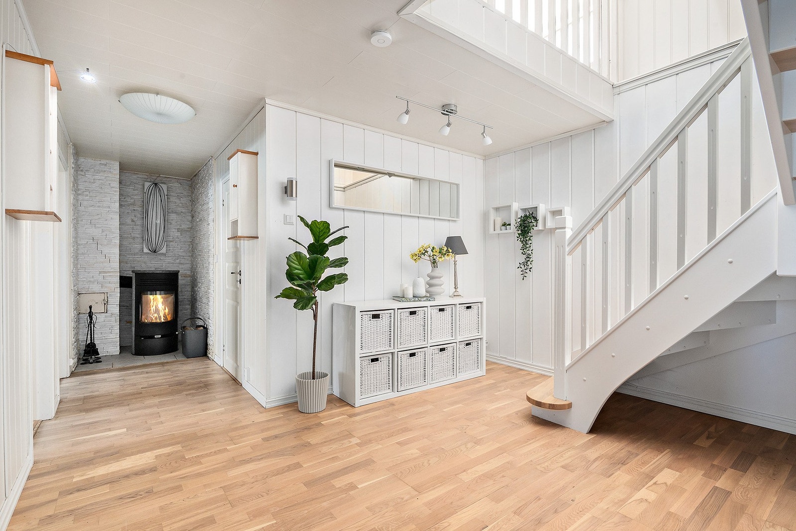Gang i underetasje med peisovn og gode oppbevaringsmuligheter Galleribilde