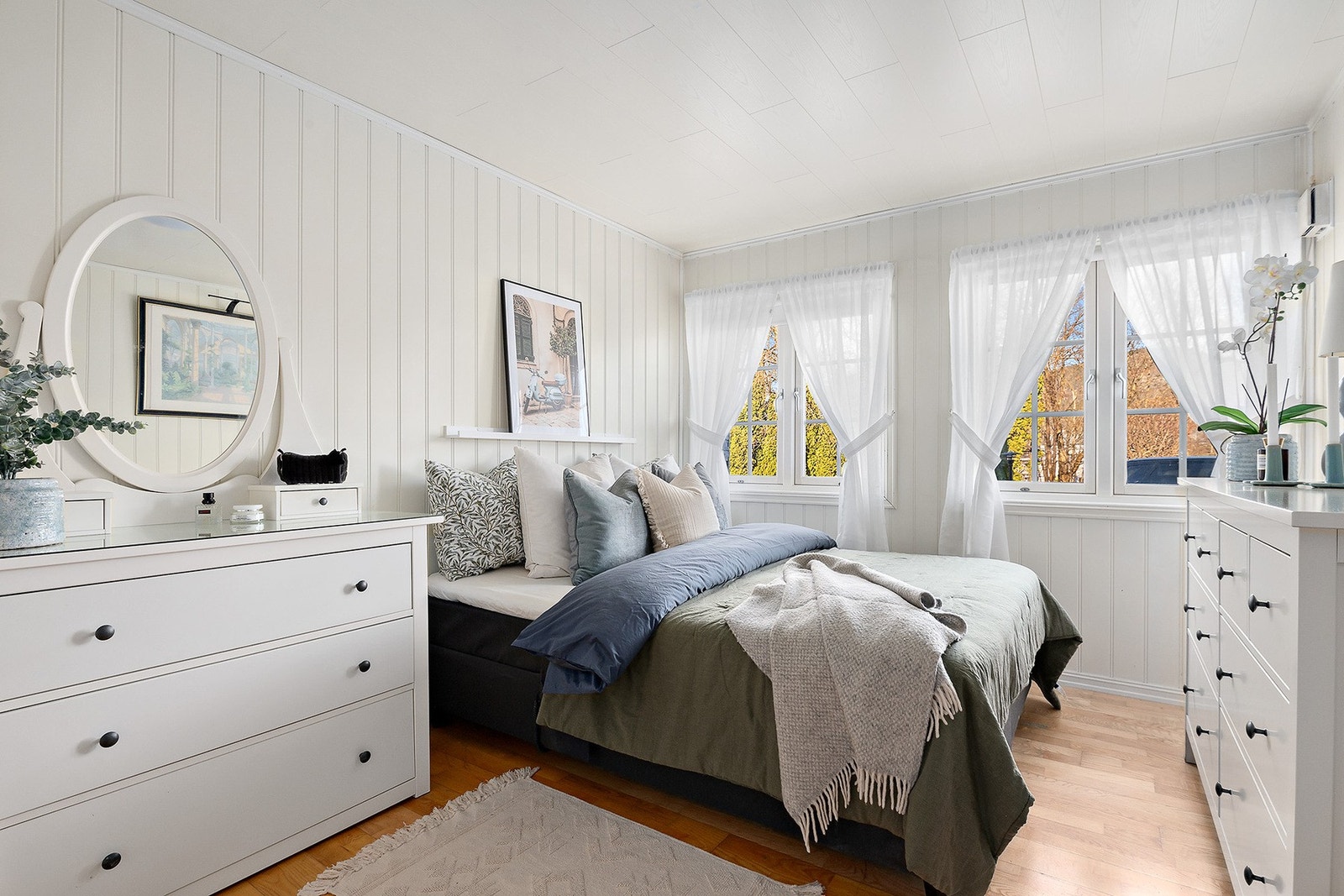 Romslig hovedsoverom med og plass til stor seng og annet ønsket møblement Galleribilde