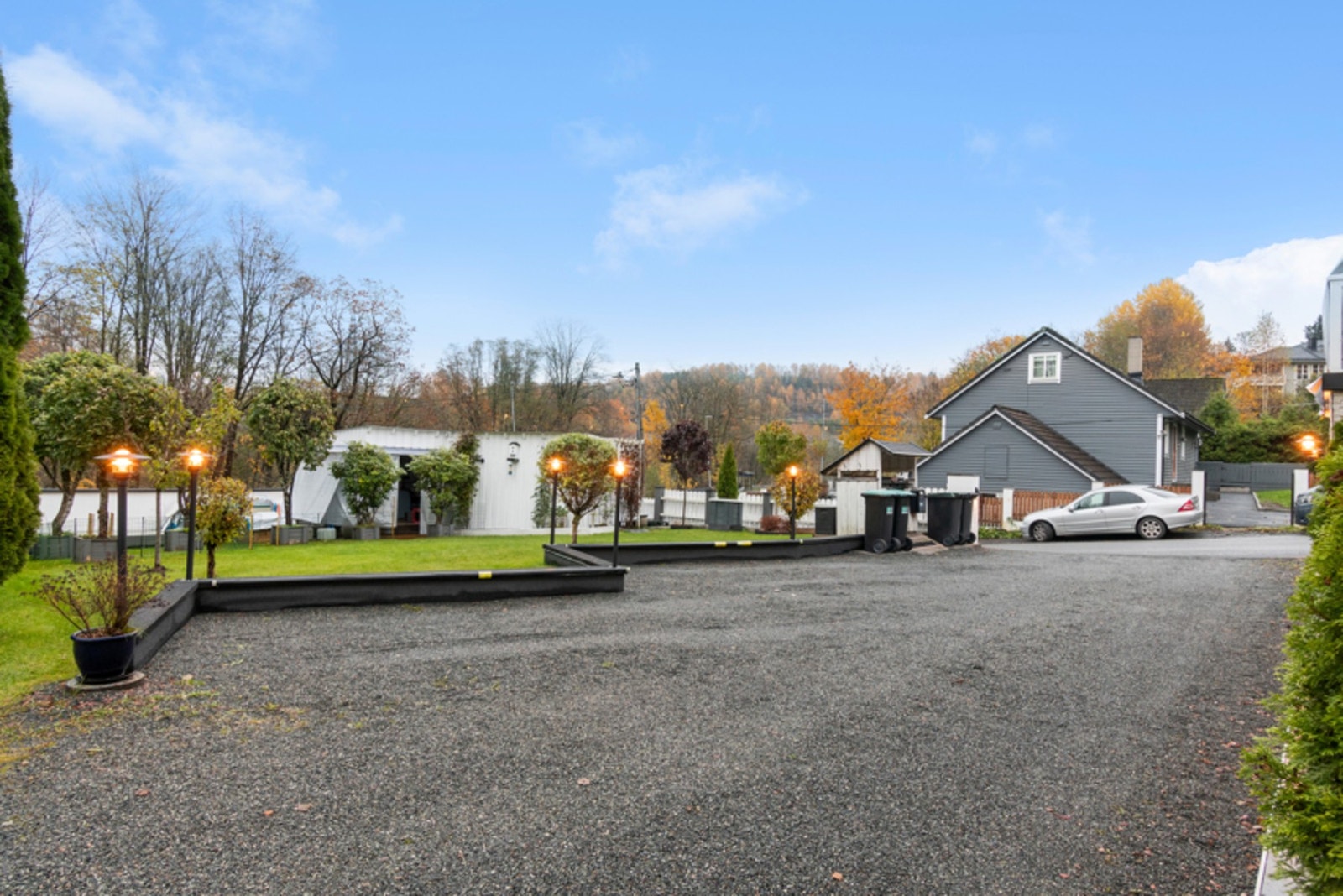 Eiendommen har biloppstillingsplass i garasje og på egen gårdsplass Galleribilde