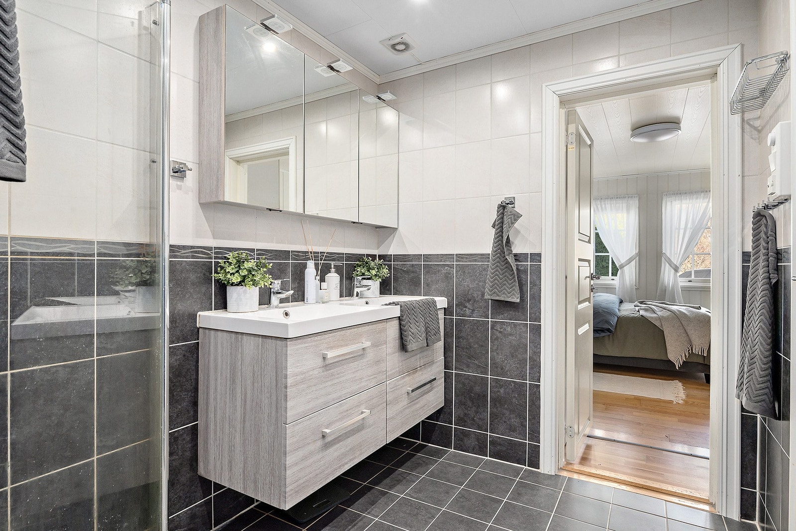 Baderom, som ligger innenfor toalettrom Galleribilde