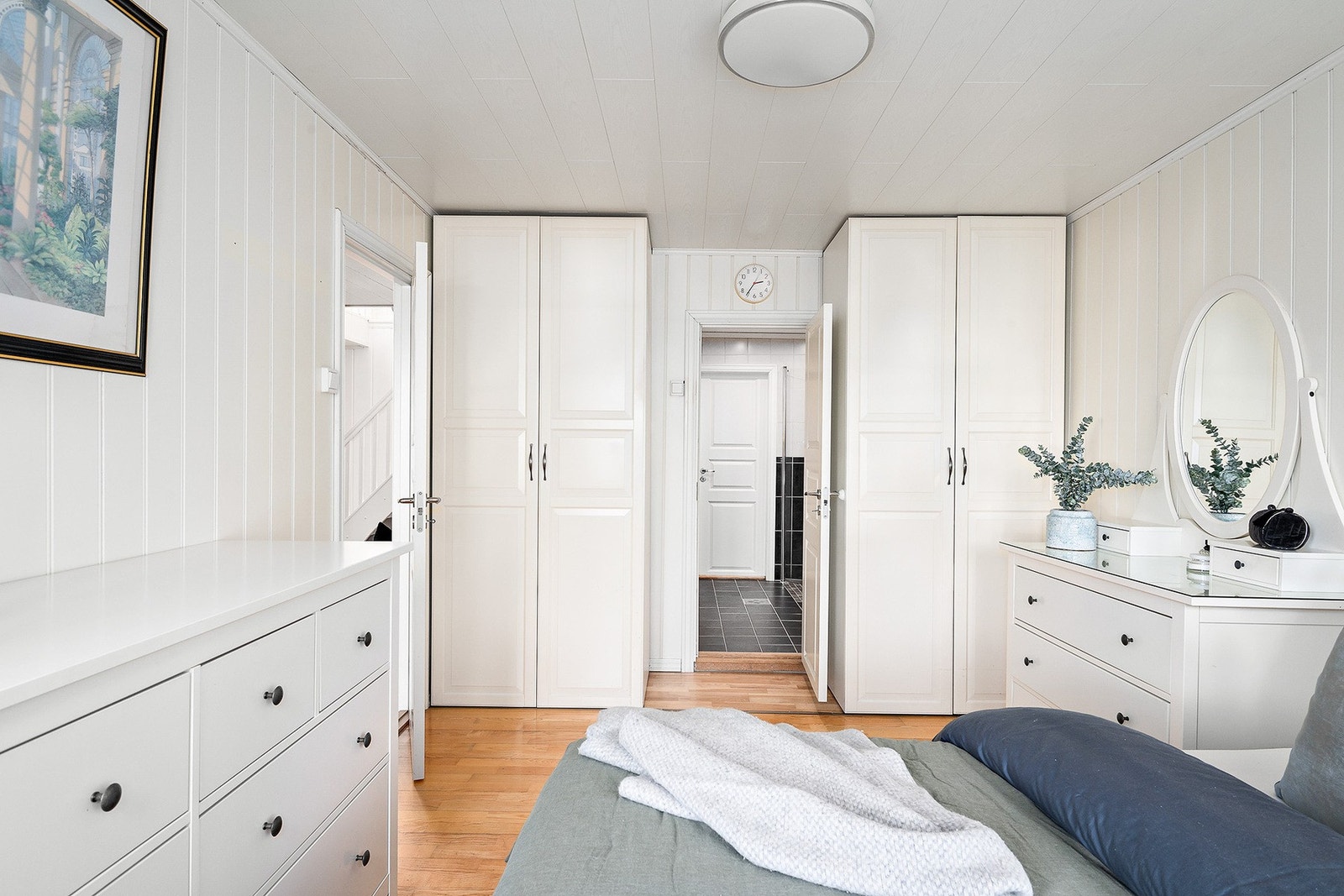 Videre er rommet innredet med garderobeskap og har direkte adkomst til bad Galleribilde