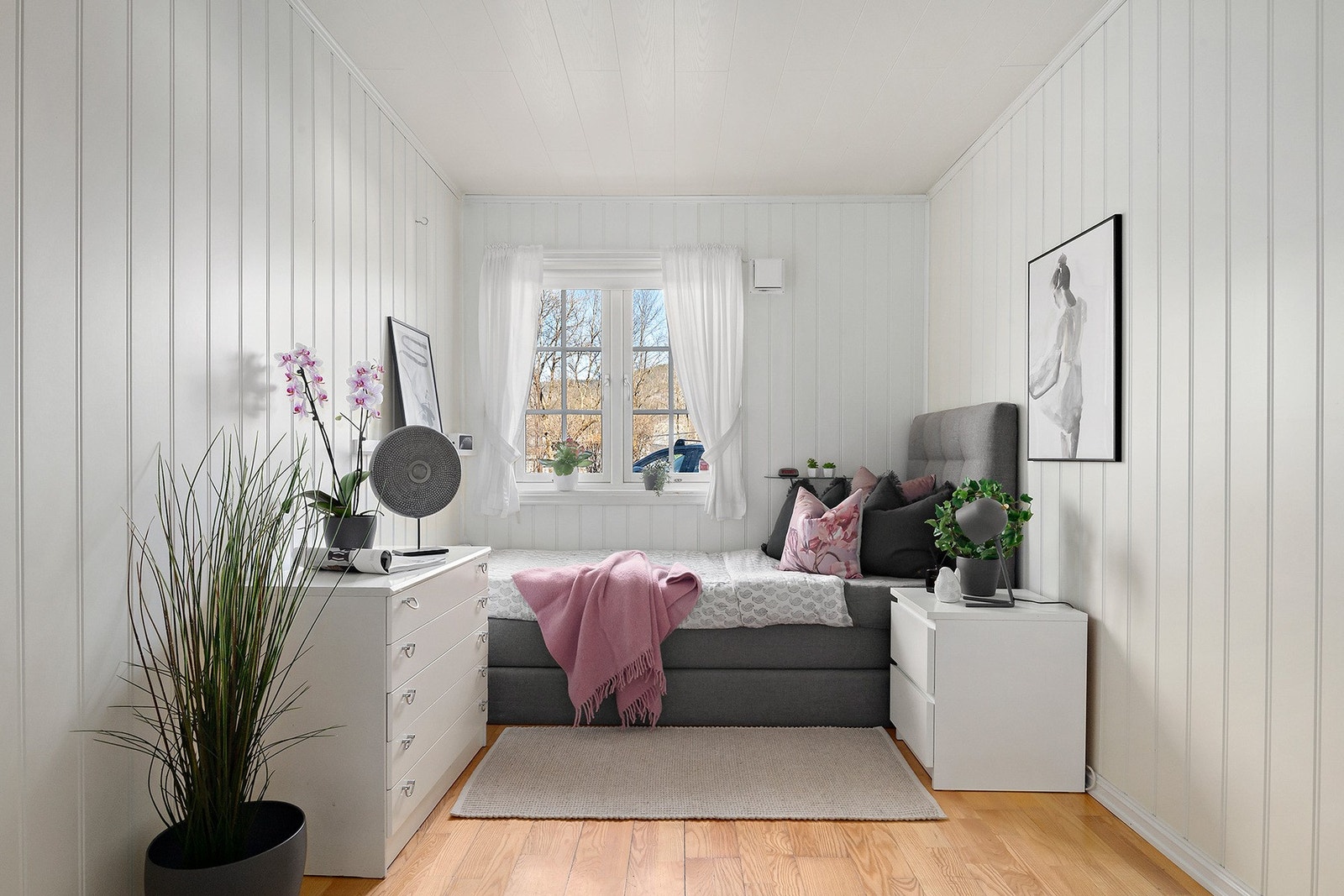 Soverom 2 er også av god størrelse med god plass til stor seng Galleribilde