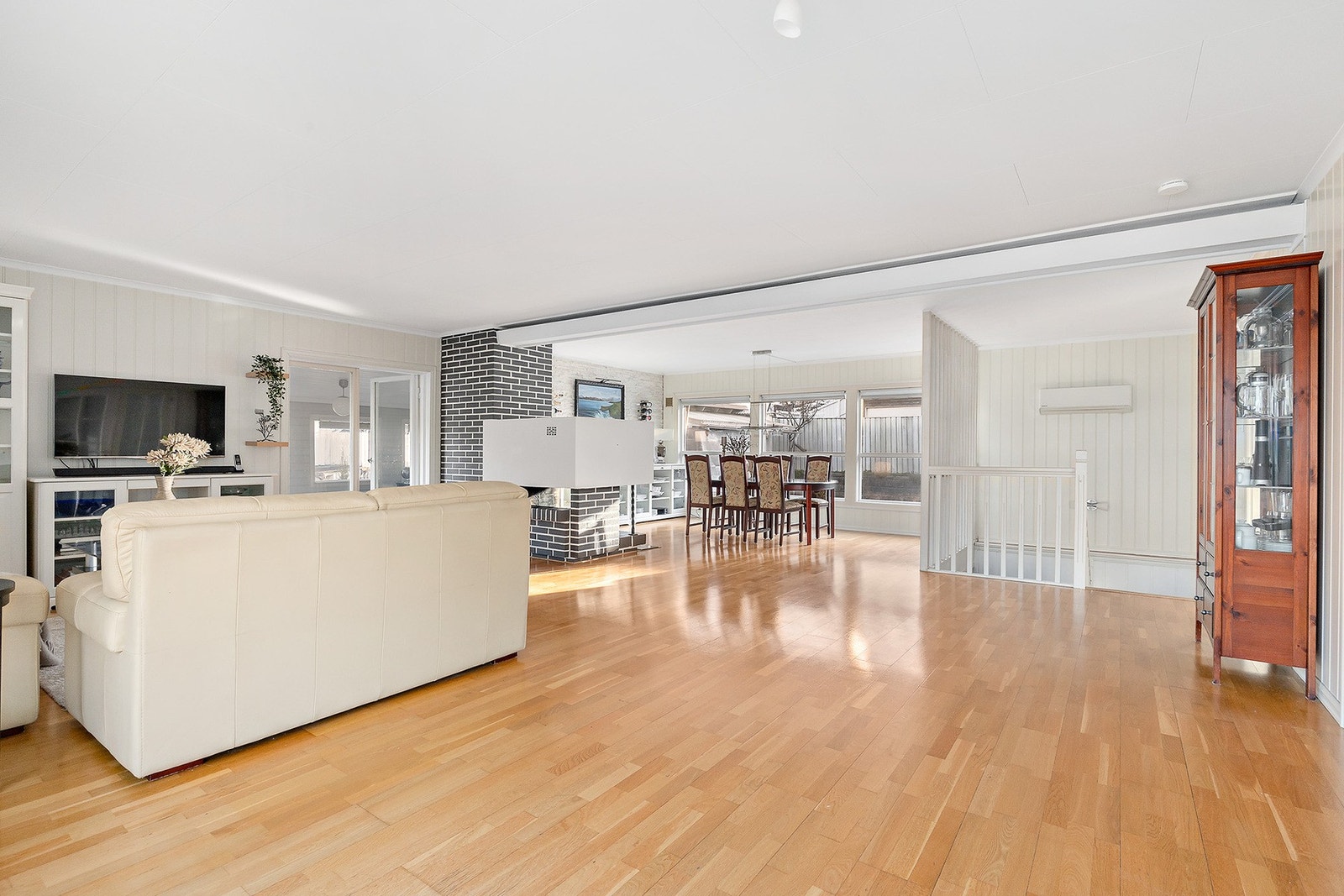 I tilknytning stue ligger spisestuen Galleribilde