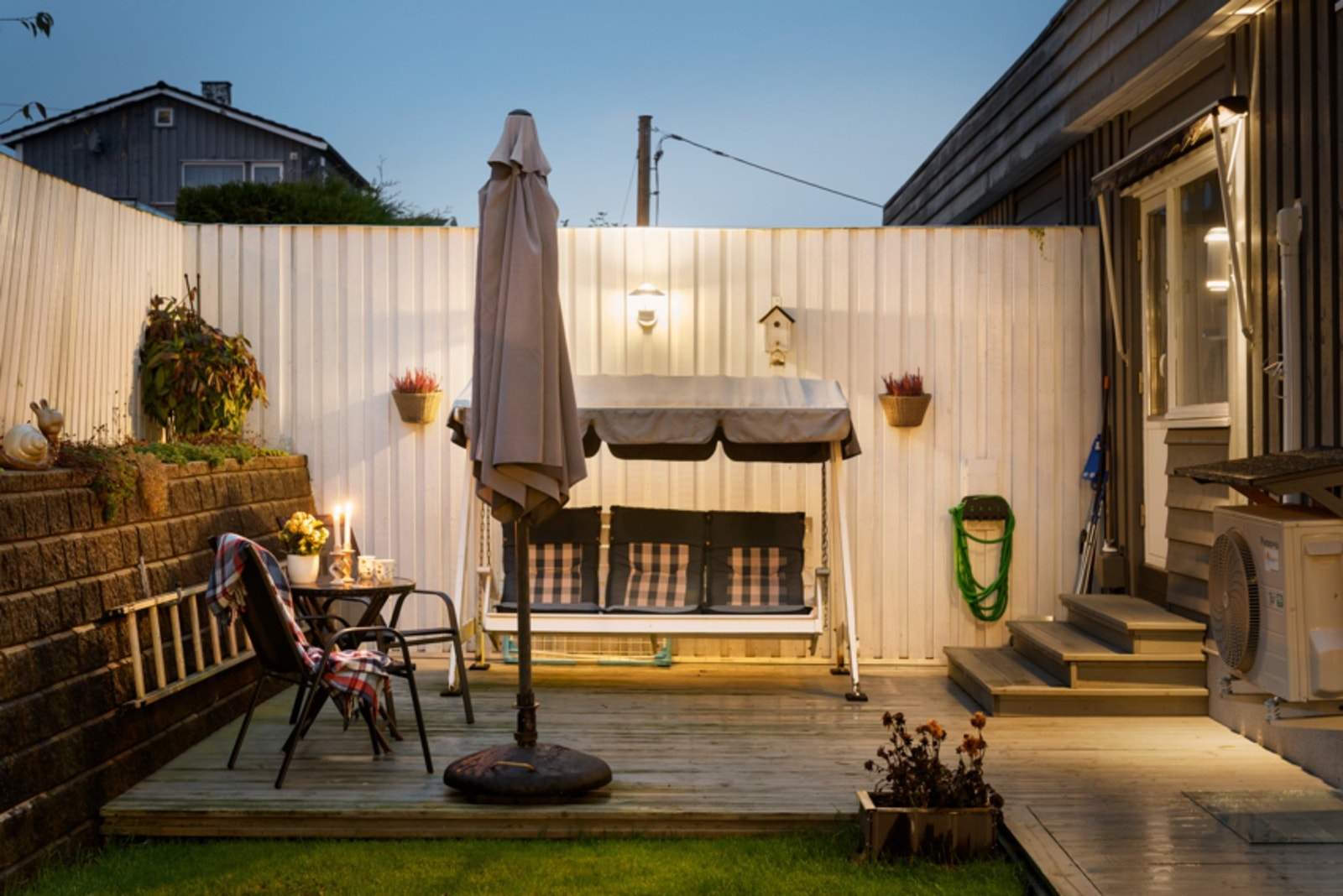 Med terrasse på begge siden av plenen kan man enkelt innrede flere soner Galleribilde