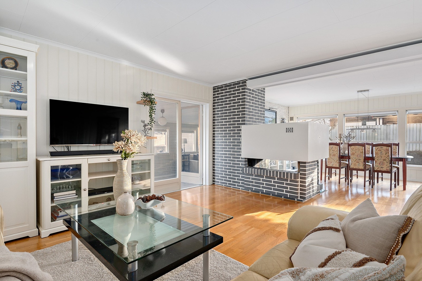 Store vindusflater gir rikelig med naturlig lysinnslipp Galleribilde