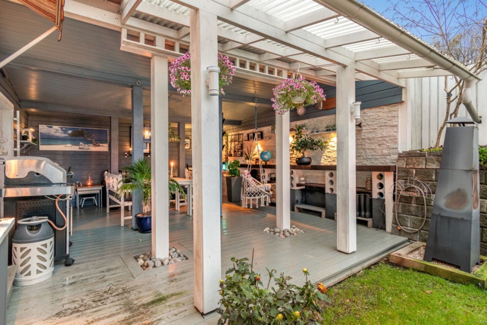 Terrassen er overbygget og har gode møbleringsmuligheter Galleribilde