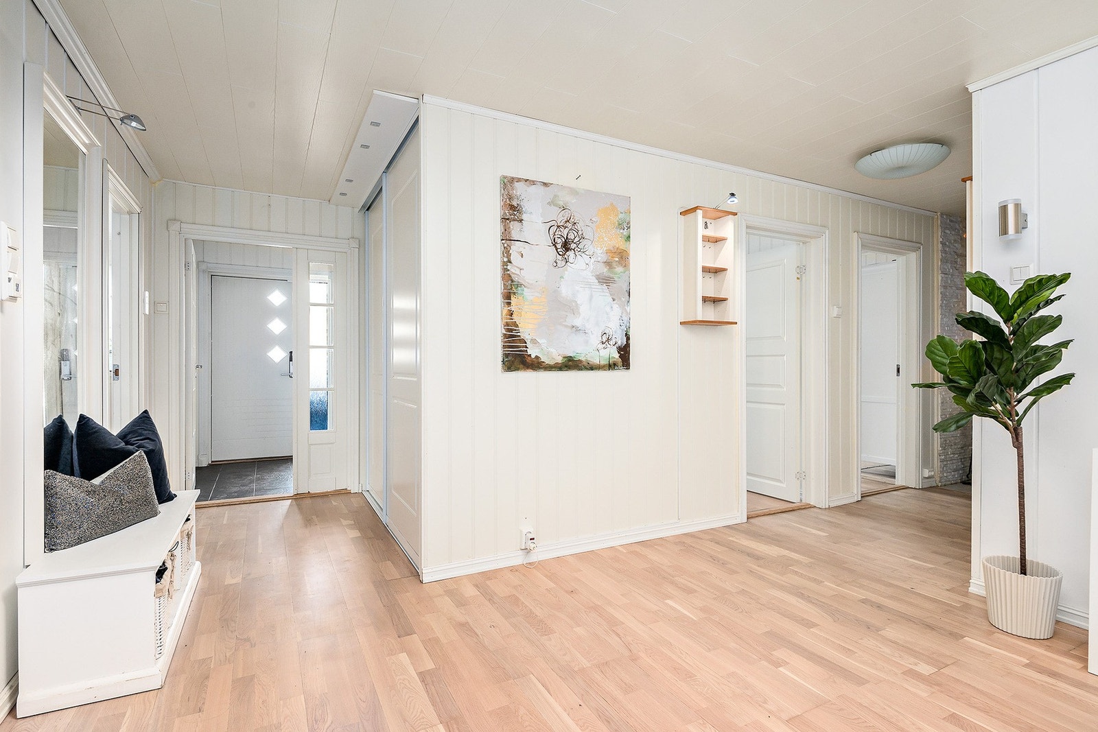 Boligen har gjennomgående, lyse overflater Galleribilde